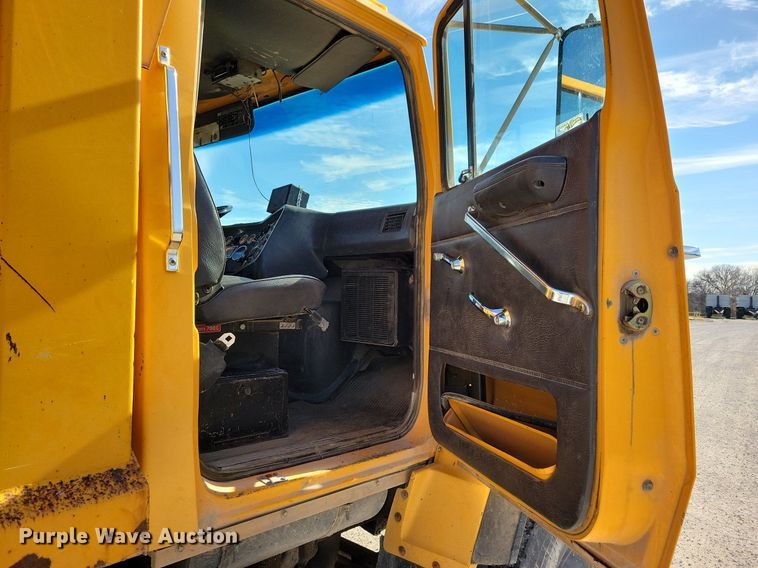 image for item LO9936 1988 Ford LTS9000  dump truck