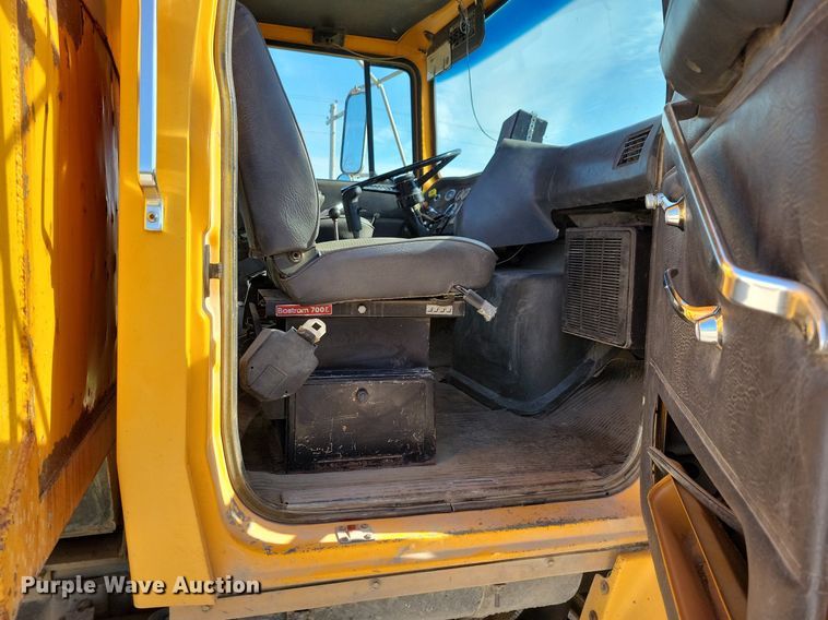 image for item LO9936 1988 Ford LTS9000  dump truck