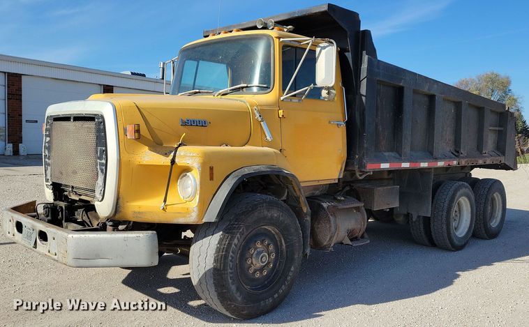 image for item LO9937 1988 Ford LTS9000  dump truck