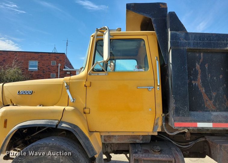 image for item LO9937 1988 Ford LTS9000  dump truck