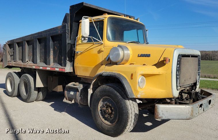 image for item LO9937 1988 Ford LTS9000  dump truck
