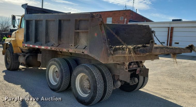 image for item LO9937 1988 Ford LTS9000  dump truck