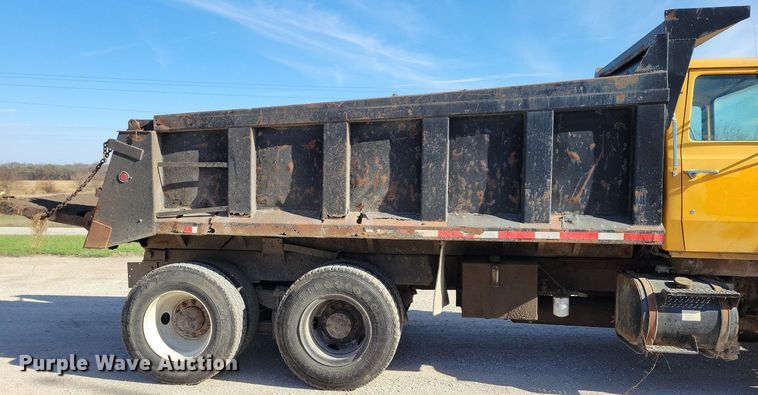 image for item LO9937 1988 Ford LTS9000  dump truck