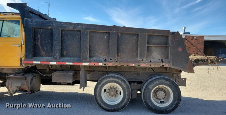 image for item LO9937 1988 Ford LTS9000  dump truck