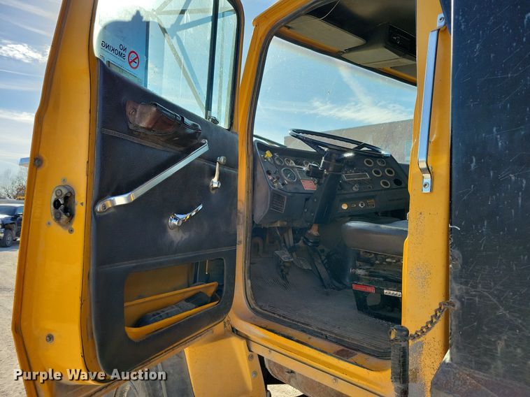 image for item LO9937 1988 Ford LTS9000  dump truck