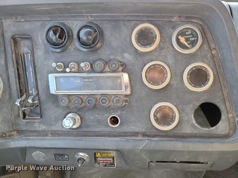 image for item LO9937 1988 Ford LTS9000  dump truck