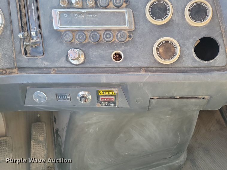 image for item LO9937 1988 Ford LTS9000  dump truck