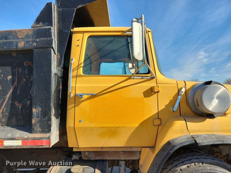 image for item LO9937 1988 Ford LTS9000  dump truck