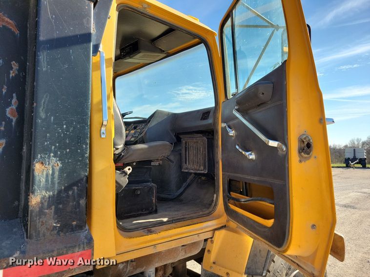 image for item LO9937 1988 Ford LTS9000  dump truck