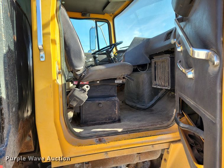 image for item LO9937 1988 Ford LTS9000  dump truck