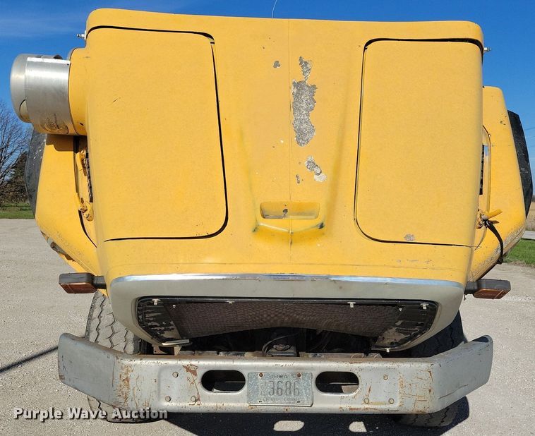 image for item LO9937 1988 Ford LTS9000  dump truck