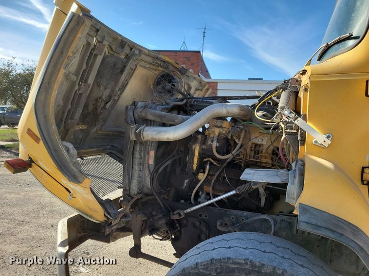 image for item LO9937 1988 Ford LTS9000  dump truck