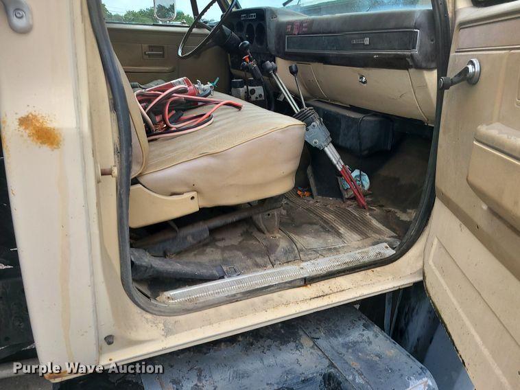 image for item MG9695 1987 GMC 7000  dump truck