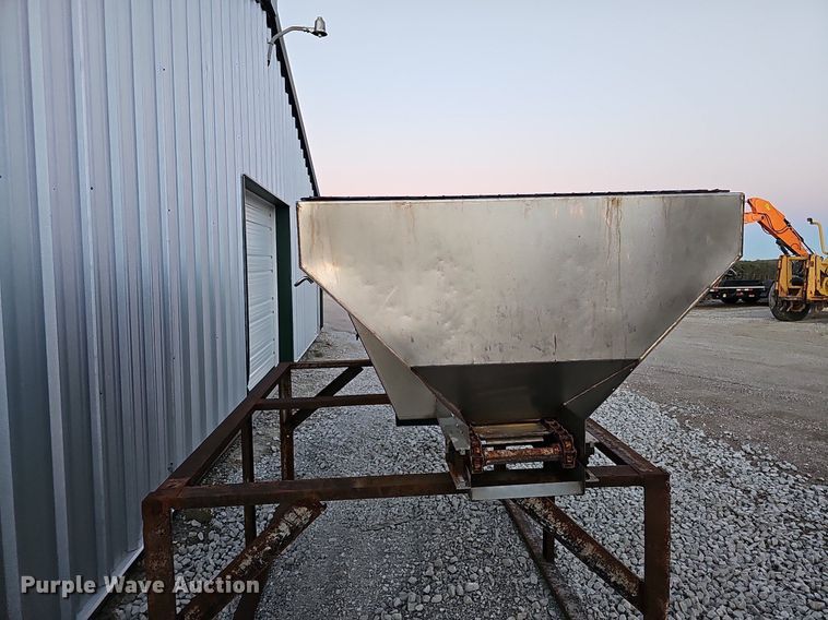 image for item MH9473 Buyers Salt Dogg  spreader