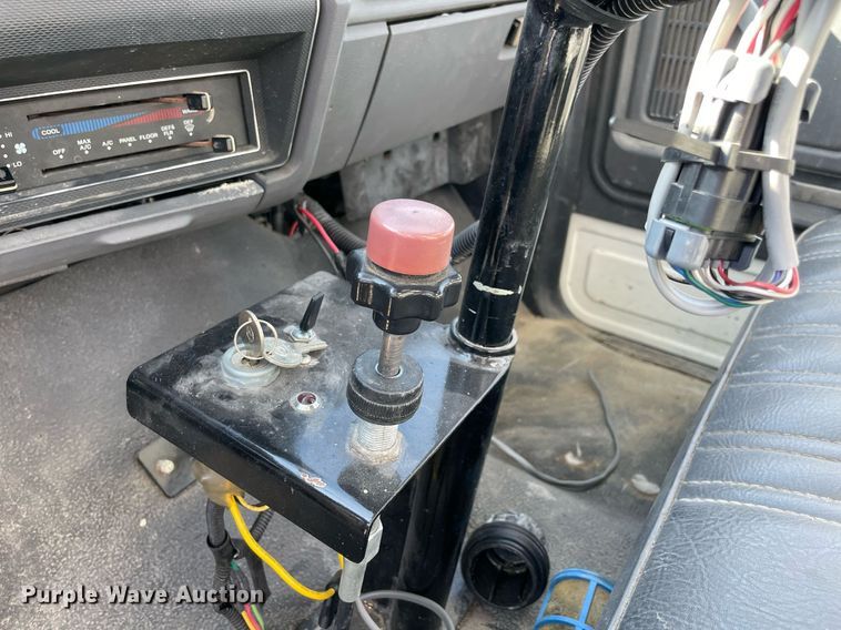 image for item NA9667 1994 Ford F600  water truck