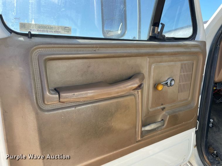 image for item NA9669 1987 Ford F8000  utility / service truck