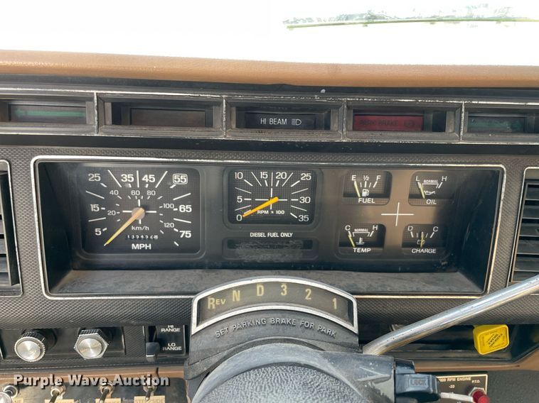 image for item NA9669 1987 Ford F8000  utility / service truck