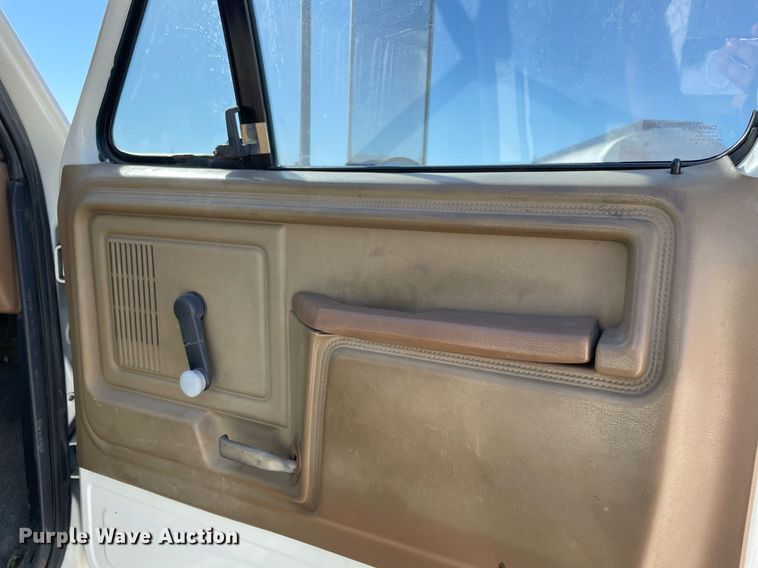 image for item NA9669 1987 Ford F8000  utility / service truck