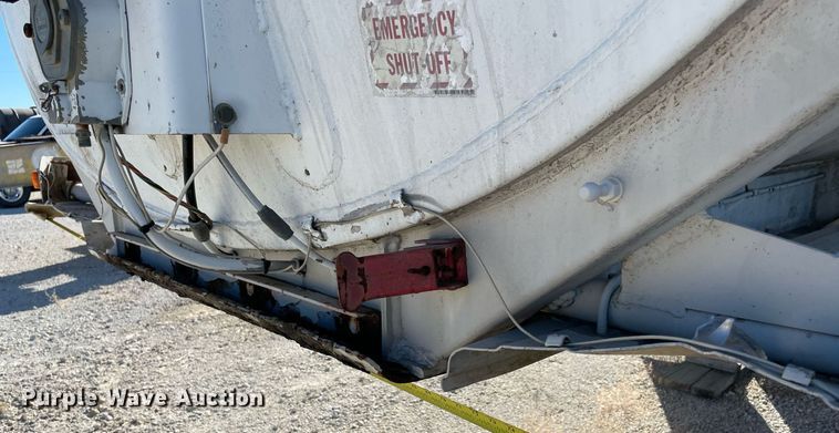 image for item NA9670 1977 Fruehauf TAG-F2-ESF  tank trailer