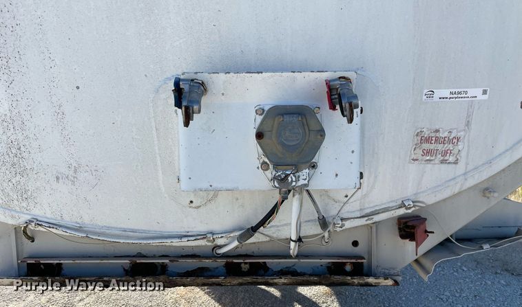 image for item NA9670 1977 Fruehauf TAG-F2-ESF  tank trailer