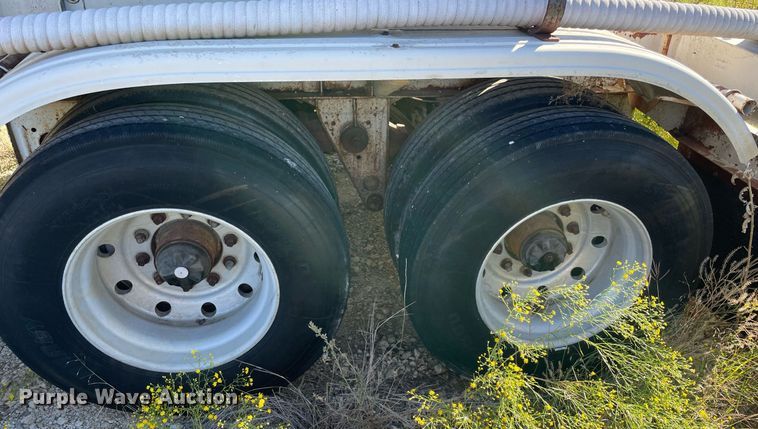 image for item NA9670 1977 Fruehauf TAG-F2-ESF  tank trailer