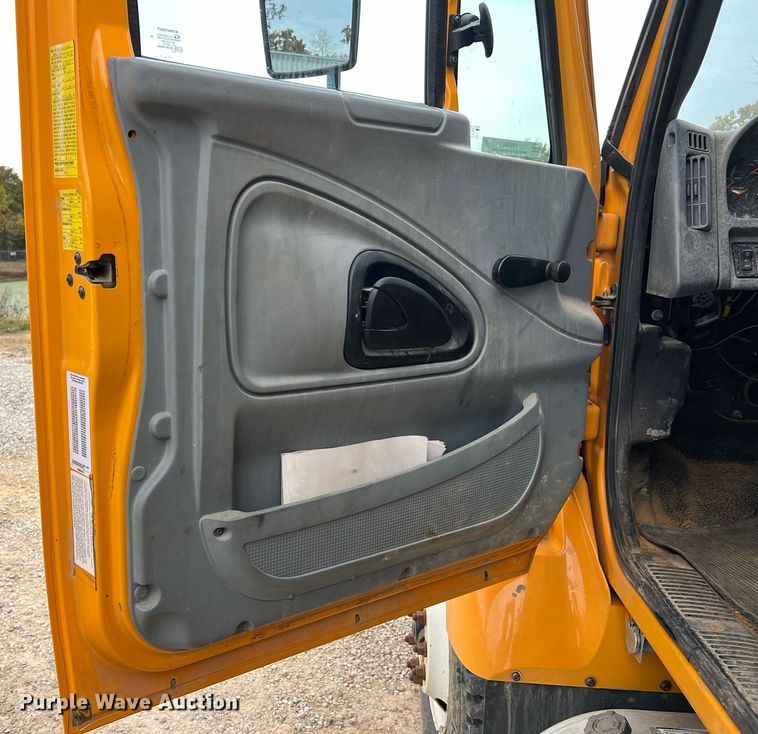 image for item NI9088 2005 International 7400  dump truck