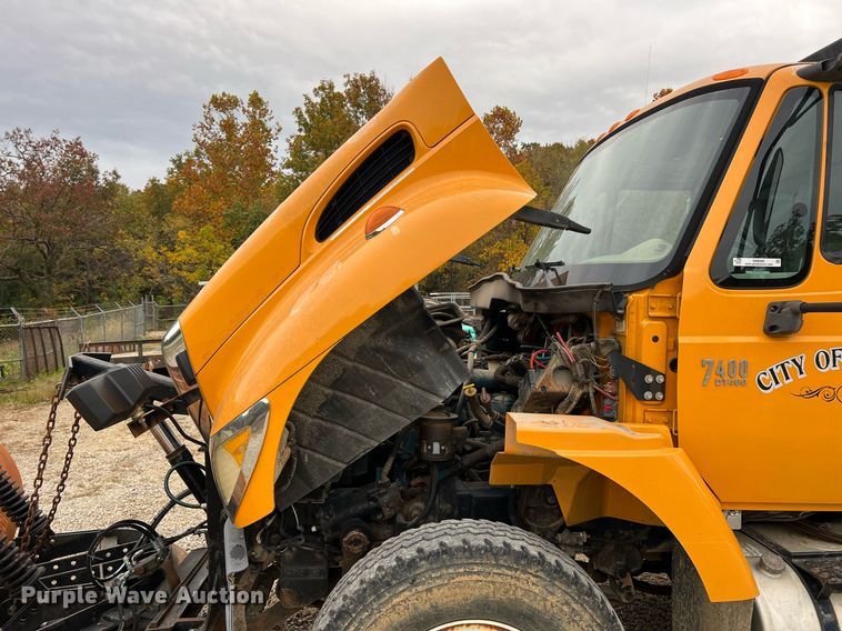 image for item NI9088 2005 International 7400  dump truck