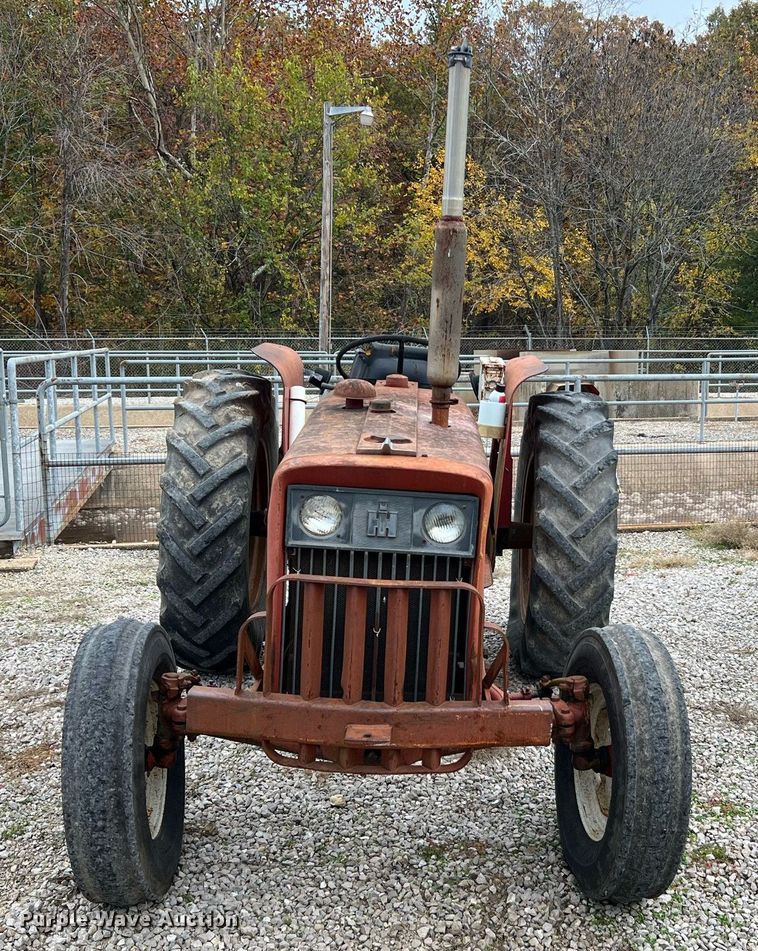 image for item NI9092 International 444  tractor