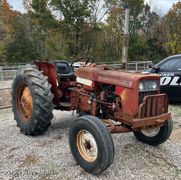 image for item NI9092 International 444  tractor