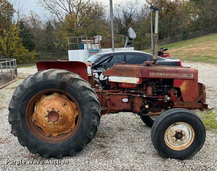 image for item NI9092 International 444  tractor