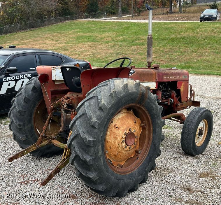 image for item NI9092 International 444  tractor