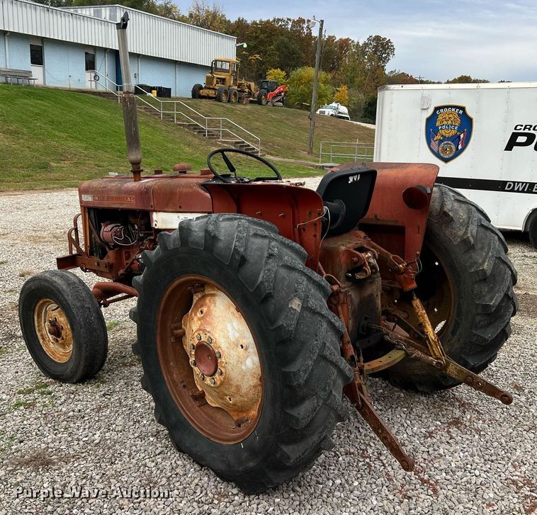 image for item NI9092 International 444  tractor