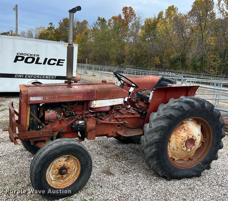 image for item NI9092 International 444  tractor