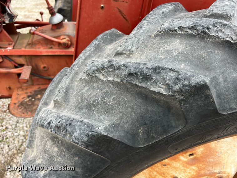 image for item NI9092 International 444  tractor