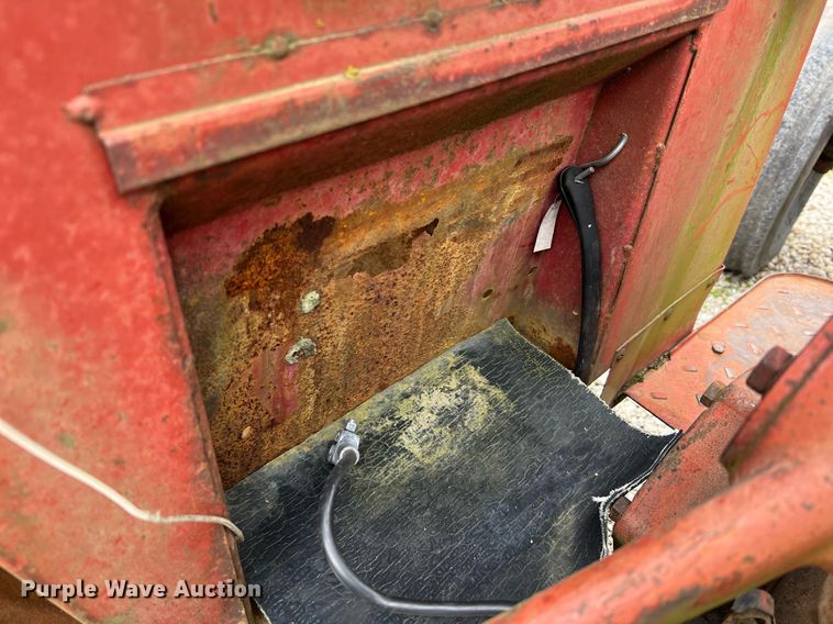 image for item NI9092 International 444  tractor