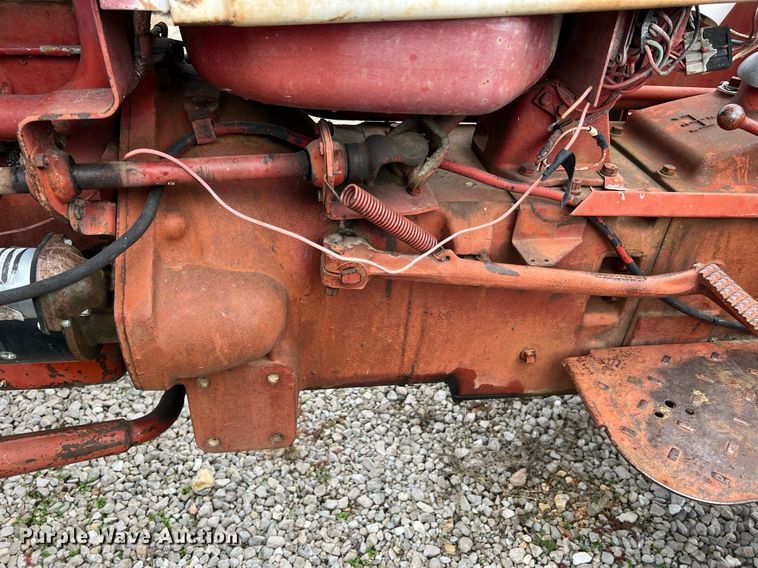 image for item NI9092 International 444  tractor