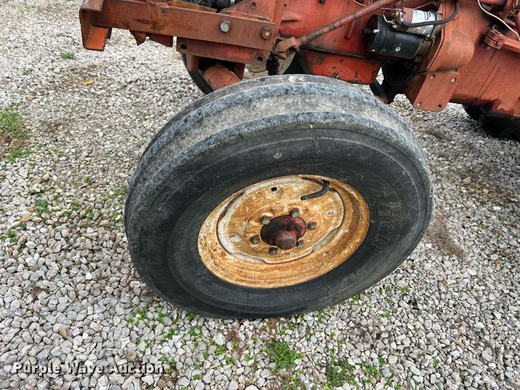 image for item NI9092 International 444  tractor