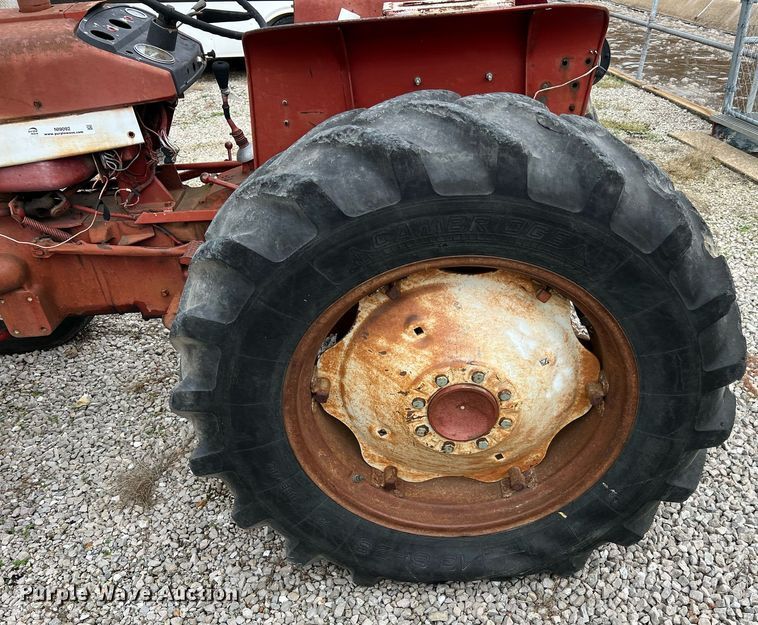 image for item NI9092 International 444  tractor