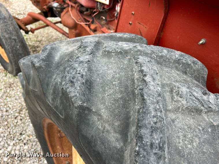 image for item NI9092 International 444  tractor