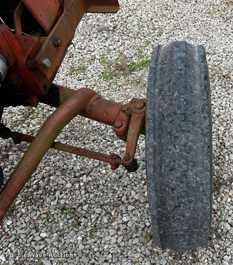 image for item NI9092 International 444  tractor