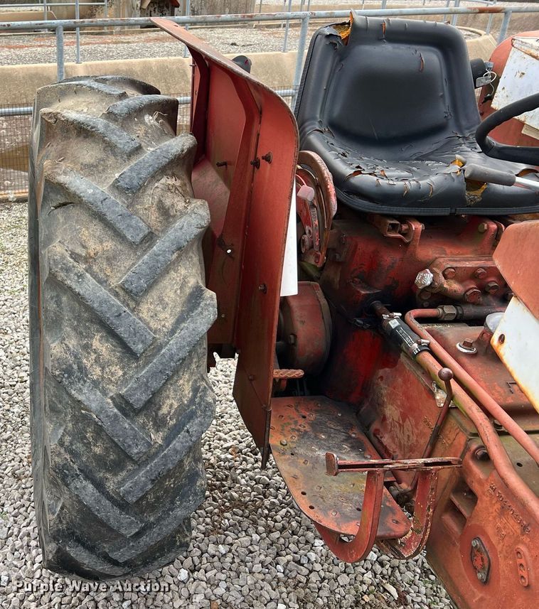 image for item NI9092 International 444  tractor