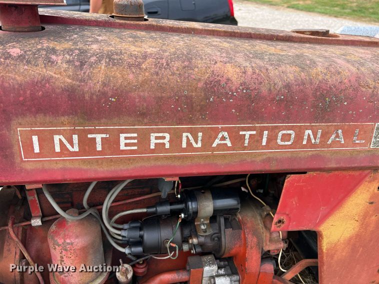 image for item NI9092 International 444  tractor