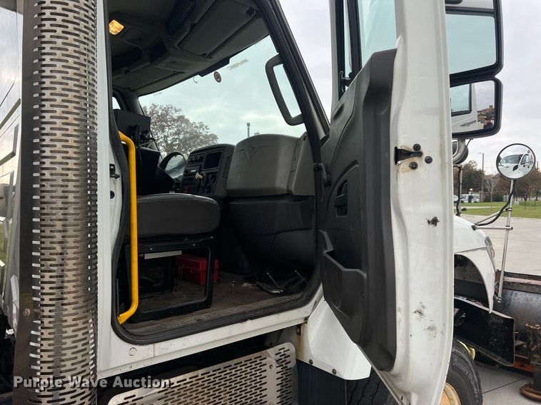 image for item NL9118 2011 International WorkStar 7300  dump truck