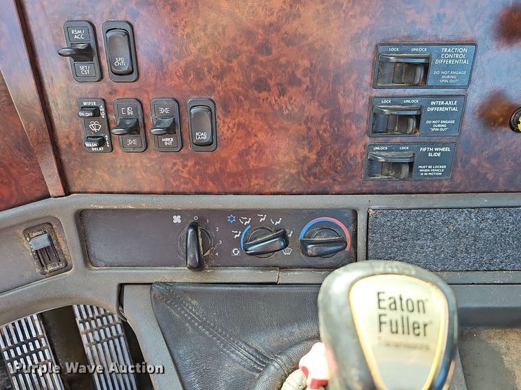 image for item NP9078 2000 Freightliner Argosy  semi truck