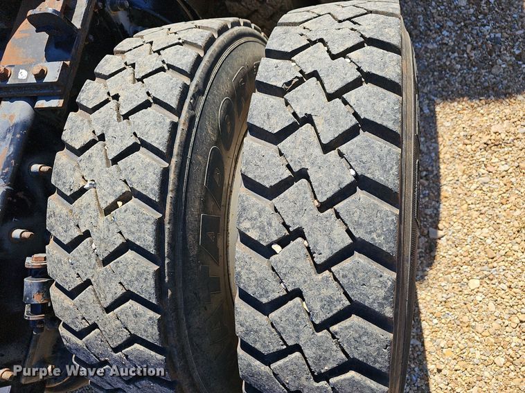 image for item NP9078 2000 Freightliner Argosy  semi truck