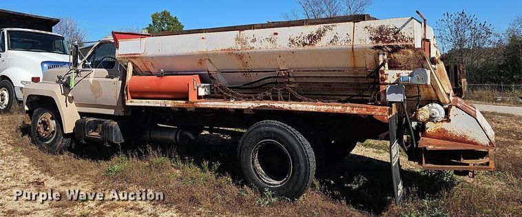 image for item NP9081 1987 Ford F700  manure spreader truck