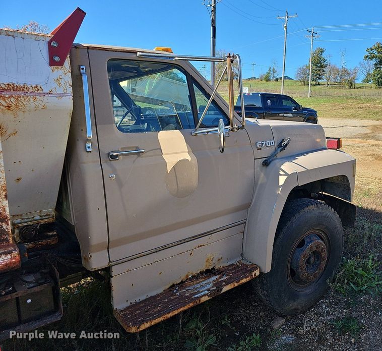 image for item NP9081 1987 Ford F700  manure spreader truck