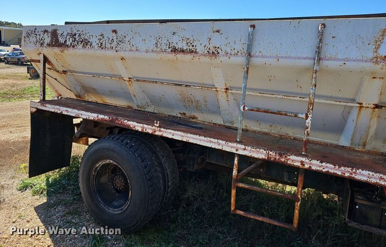 image for item NP9081 1987 Ford F700  manure spreader truck