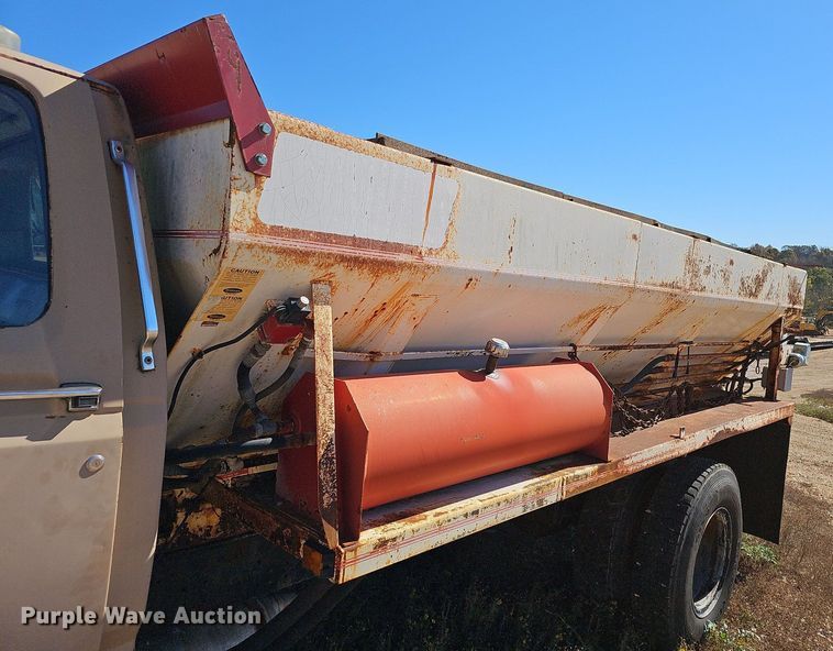 image for item NP9081 1987 Ford F700  manure spreader truck