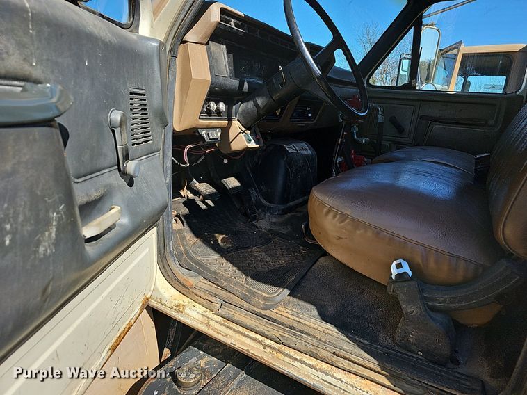 image for item NP9081 1987 Ford F700  manure spreader truck